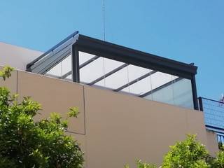 Ático con techo fijo y cortinas de cristal, Kauma Kauma Balcone, Veranda & Terrazza in stile minimalista