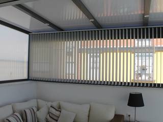 Ático con techo fijo y cortinas de cristal, Kauma Kauma Balcone, Veranda & Terrazza in stile minimalista