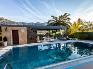 Exquisita Cocina con Pérgola y Paredes de Cristal, Kauma Kauma Modern Balkon, Veranda & Teras