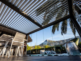 Exquisita Cocina con Pérgola y Paredes de Cristal, Kauma Kauma Balcones y terrazas modernos: Ideas, imágenes y decoración