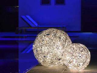 Den Garten optimal in Szene setzen, Skapetze Lichtmacher Skapetze Lichtmacher Moderner Garten Aluminium/Zink Weiß