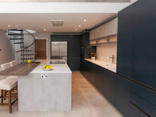 Rotpunkt handless in concrete and Midnight Blue, Zara Kitchen Design Zara Kitchen Design Einbauküche Blau