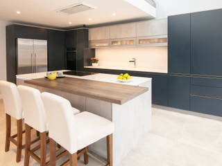Rotpunkt handless in concrete and Midnight Blue, Zara Kitchen Design Zara Kitchen Design مطبخ ذو قطع مدمجة