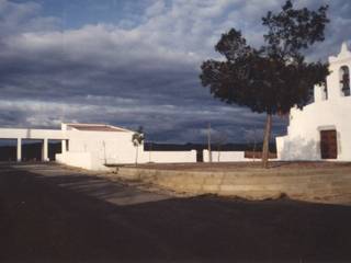 Capela Mortuária de Marmelar, Jorge Cruz Pinto + Cristina Mantas, Arquitectos Jorge Cruz Pinto + Cristina Mantas, Arquitectos Рабочий кабинет в средиземноморском стиле