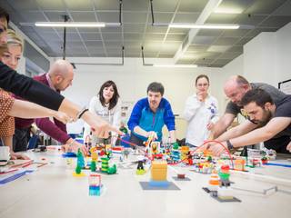 Lego in OrBiTa, OrBiTa - Architettura oltre lo spazio OrBiTa - Architettura oltre lo spazio Modern kitchen