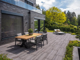 Grosszügiges Haus mit weitläufigem Garten, Fotograf Fotograf Modern balcony, veranda & terrace