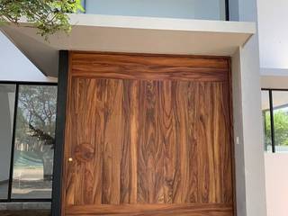 Puertas Pivotantes en madera de cedro o Parota, Carpintería Tektón Carpintería Tektón Modern style doors Wood Wood effect Doors