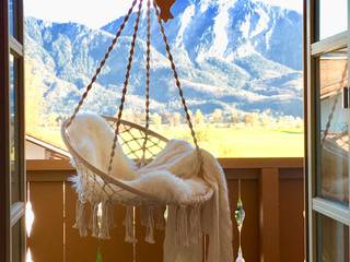 home staging - ein Hängesessel für den Balkon eines Landhauses Münchner home staging AGENTUR GESCHKA Balcony münchnerhomestager, balkon, landhaus, hängesessel, beige