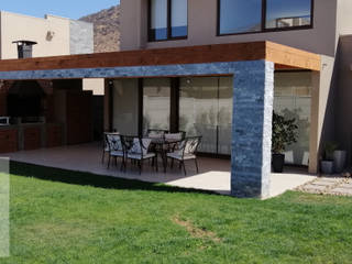 Terraza estilo mediterraneo, Olmos y Quintanilla Construcciones SPA Olmos y Quintanilla Construcciones SPA