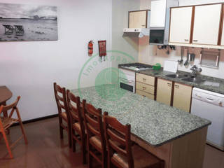 T1 Kitchenette + Parqueamento – Bairro Novo – Figueira da Foz, Imoexpansão Imobiliária Imoexpansão Imobiliária Classic style kitchen