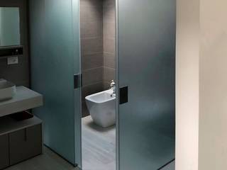 Chiusura zona sanitari e zona doccia, AISI Design srl AISI Design srl Minimalist style bathroom Iron/Steel