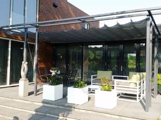 Flexibele harmonicadoeken voor boven het terras, ZONZ sunsails ZONZ sunsails Modern garden Plastic Greenhouses & pavilions