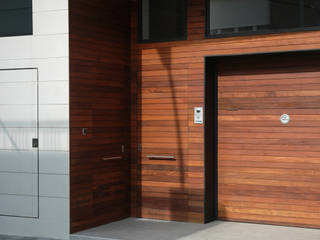 Edificio plurifamiliar en Badalona, David Rius Serra David Rius Serra Wooden doors