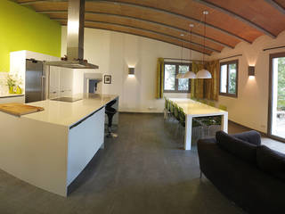 Reforma de una casa en Cadaqués, David Rius Serra David Rius Serra 地中海デザインの キッチン