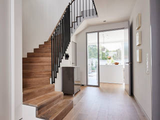 Privathaus in Köln , Lisa Beller Fotografie Lisa Beller Fotografie Minimalist corridor, hallway & stairs Wood Wood effect