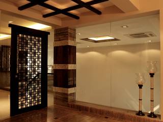 WOODEN CEILING, GLASS PANELS AND A JALI PARTITION Rich & Aki Modern corridor, hallway & stairs jaali door, mdf cutting, wooden ceiling, laser-cut mdf panels