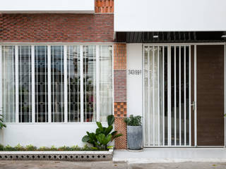 SILK house, AD+ AD+ Puertas de estilo tropical