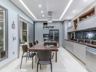 Casa N.C, Manuela Godoy arquitetura e interiores Manuela Godoy arquitetura e interiores Küchenzeile MDF Beige