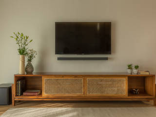 The Merchant Residence, Aanai Design Studio Aanai Design Studio Minimalist living room Solid Wood Multicolored