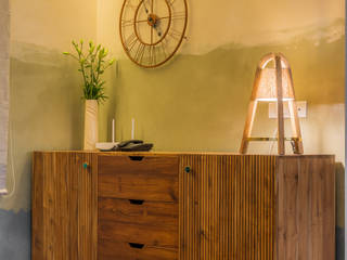 The Merchant Residence, Aanai Design Studio Aanai Design Studio Minimalist dining room Solid Wood Multicolored