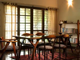 The Indian Connection, Aanai Design Studio Aanai Design Studio Minimalist dining room Solid Wood Multicolored
