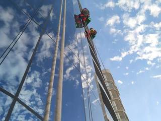 Trabajos verticales de limpieza de cristaleras en Calpe, Bernia Verticales S.L. Bernia Verticales S.L.