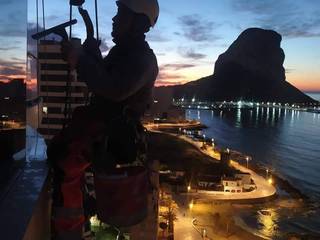 Trabajos verticales de limpieza de cristaleras en Calpe, Bernia Verticales S.L. Bernia Verticales S.L.