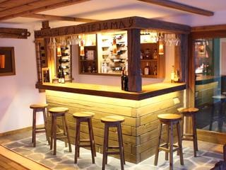 Bar aus Massivholz | Sonderanfertigung aus 120 jährigem Altholz, Naturnah Möbel Naturnah Möbel Espacios comerciales Madera maciza Multicolor