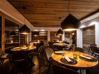 Il ristorante gourmet del Monaco Sport Hotel a Santo Stefano di Cadore (BL) , Roberto Pedi Fotografo Roberto Pedi Fotografo Sala da pranzo moderna