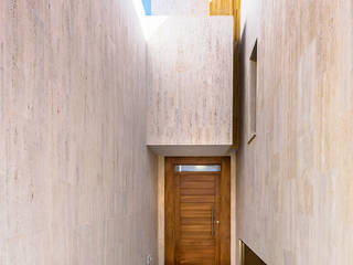 Espectacular vivienda unifamiliar moderna de diseño., OOIIO Arquitectura OOIIO Arquitectura Front doors Wood Brown