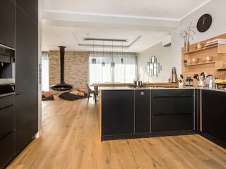 Interior Design for a house near Berlin, CONSCIOUS DESIGN - INTERIORS CONSCIOUS DESIGN - INTERIORS Built-in kitchens Wood Black