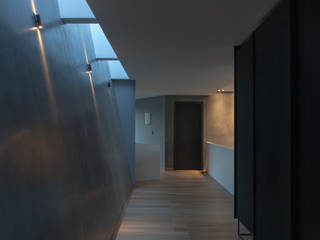 CASA VIEW PREMIADA, Ane Lopes Arquitetura Ane Lopes Arquitetura Minimalist corridor, hallway & stairs