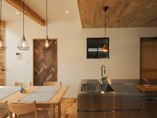 無垢材と漆喰でできた、スキップフロアーのかわいい家, 高松設計事務所 高松設計事務所 Scandinavian style kitchen Solid Wood Multicolored