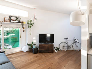 Un arredo minimale per un trilocale di città., Atrio_ abitare bene Atrio_ abitare bene Modern living room