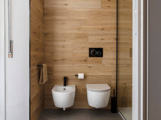 Quando il rivestimento effetto legno è il vero protagonista., Atrio_ abitare bene Atrio_ abitare bene Modern bathroom