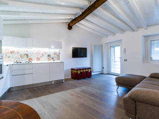 Ristrutturazione chiavi in mano di un appartamento in un edificio storico., Atrio_ abitare bene Atrio_ abitare bene Modern living room