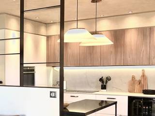 Rénovation cuisine verrière dans un appartement à Lyon, RS.D Agencements RS.D Agencements مطبخ ذو قطع مدمجة