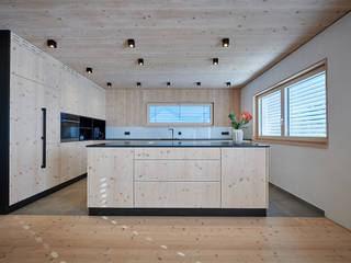 Massivholzhaus Haselbach, Suttner GmbH & Co. KG Suttner GmbH & Co. KG مطبخ ذو قطع مدمجة خشب Wood effect