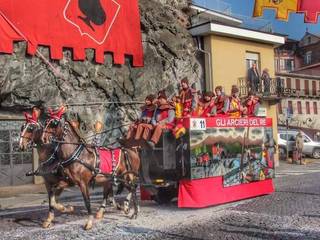 Carro Storico Carnevale di Ivrea 2017, Giovanni Beretta murales art Giovanni Beretta murales art Mais espaços Compósito de madeira e plástico