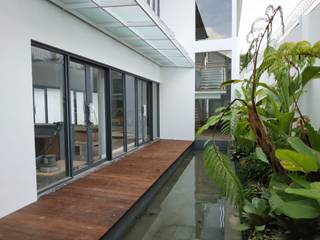 Rumah Pasir Impun, Havia Architecture Studio Havia Architecture Studio Balcone, Veranda & Terrazza in stile tropicale