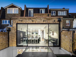 Here's what a 315 m2 house can look like with a cinema room, EMR Architecture EMR Architecture Terrace house Bricks