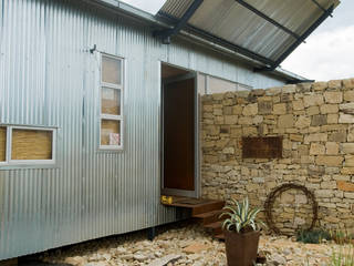 A green country house in the mountains of the eastern Free State, LEAF Architects LEAF Architects Front doors Iron/Steel