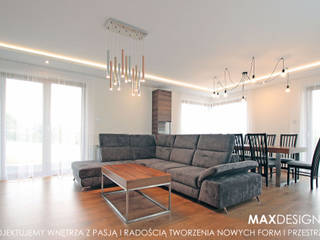 Drewno i beton w salonie, MAXDESIGNER MAXDESIGNER Industrialny salon Drewno O efekcie drewna