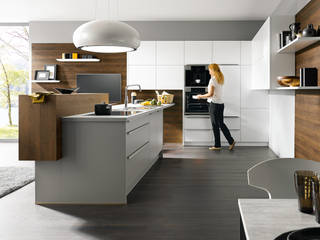 Zeitlos elegante Design-Küche von Global, Spitzhüttl Home Company Spitzhüttl Home Company Einbauküche Weiß