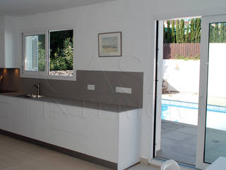 Cocina moderna con tirador integrado en blanco mate, Casa Interior Casa Interior Nowoczesna kuchnia