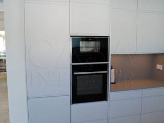 Cocina moderna con tirador integrado en blanco mate, Casa Interior Casa Interior Cocinas modernas