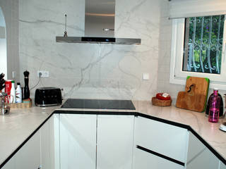 Modern Kitchen with integrated handle in glossy white, Casa Interior Casa Interior Built-in kitchens