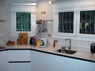 Modern Kitchen with integrated handle in glossy white, Casa Interior Casa Interior Einbauküche