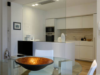Piccolo appartamento minimal , Deposito Creativo Deposito Creativo ミニマルデザインの キッチン 白色 キャビネット＆棚