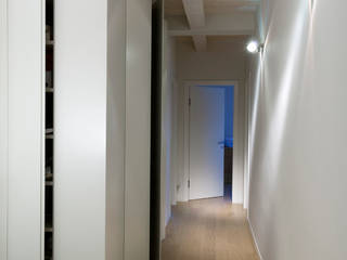 Luminoso attico in centro , Deposito Creativo Deposito Creativo Eclectic style corridor, hallway & stairs